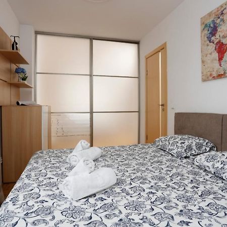 Lovely 2 Bedroom Apartment Near Old Town Bucureşti Ngoại thất bức ảnh
