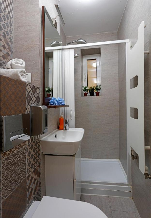 Lovely 2 Bedroom Apartment Near Old Town Bucureşti Ngoại thất bức ảnh